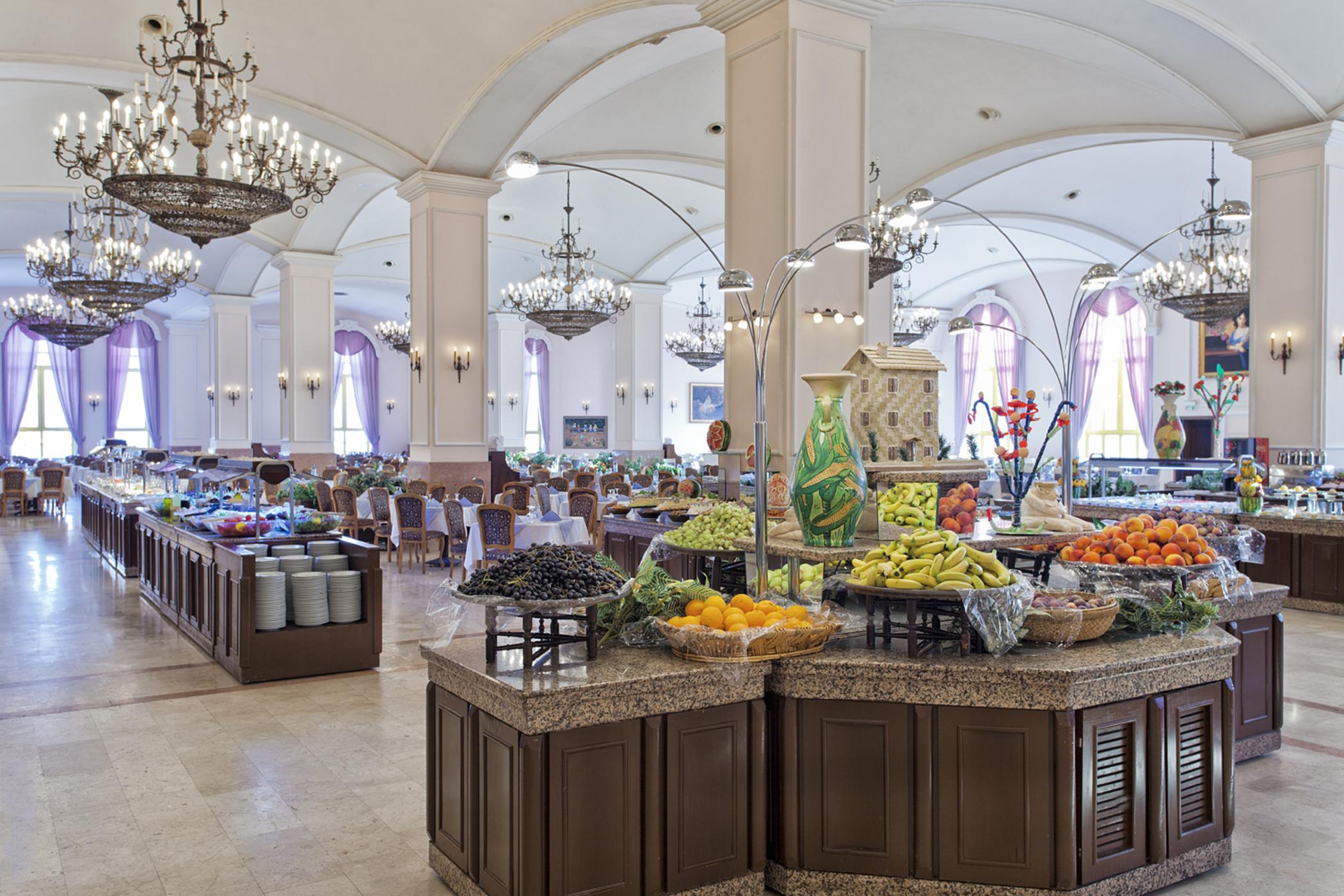 Kremlin Palace Antalya Buitenkant foto The buffet at the Grand Hotel