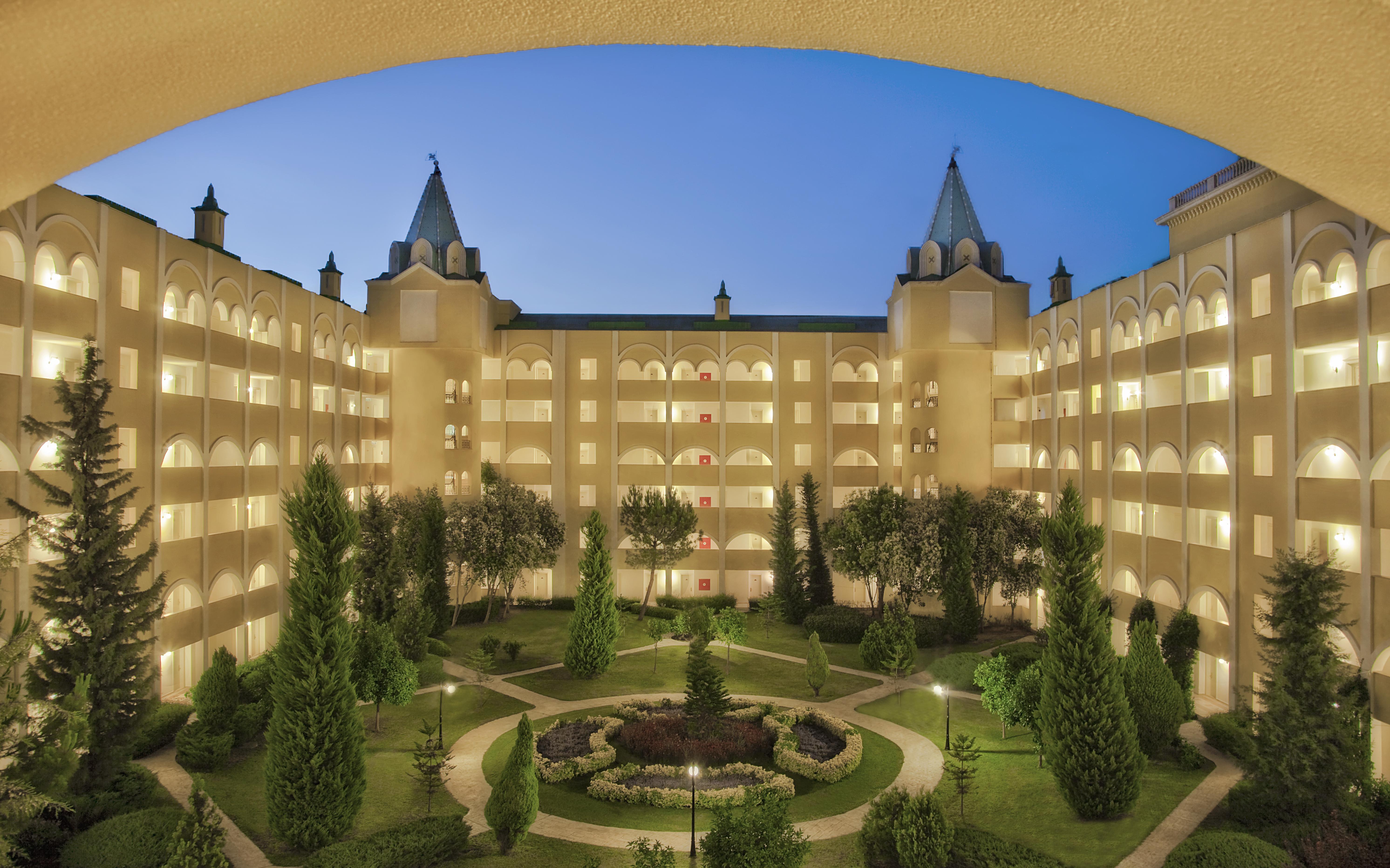 Kremlin Palace Antalya Buitenkant foto The hotel's courtyard