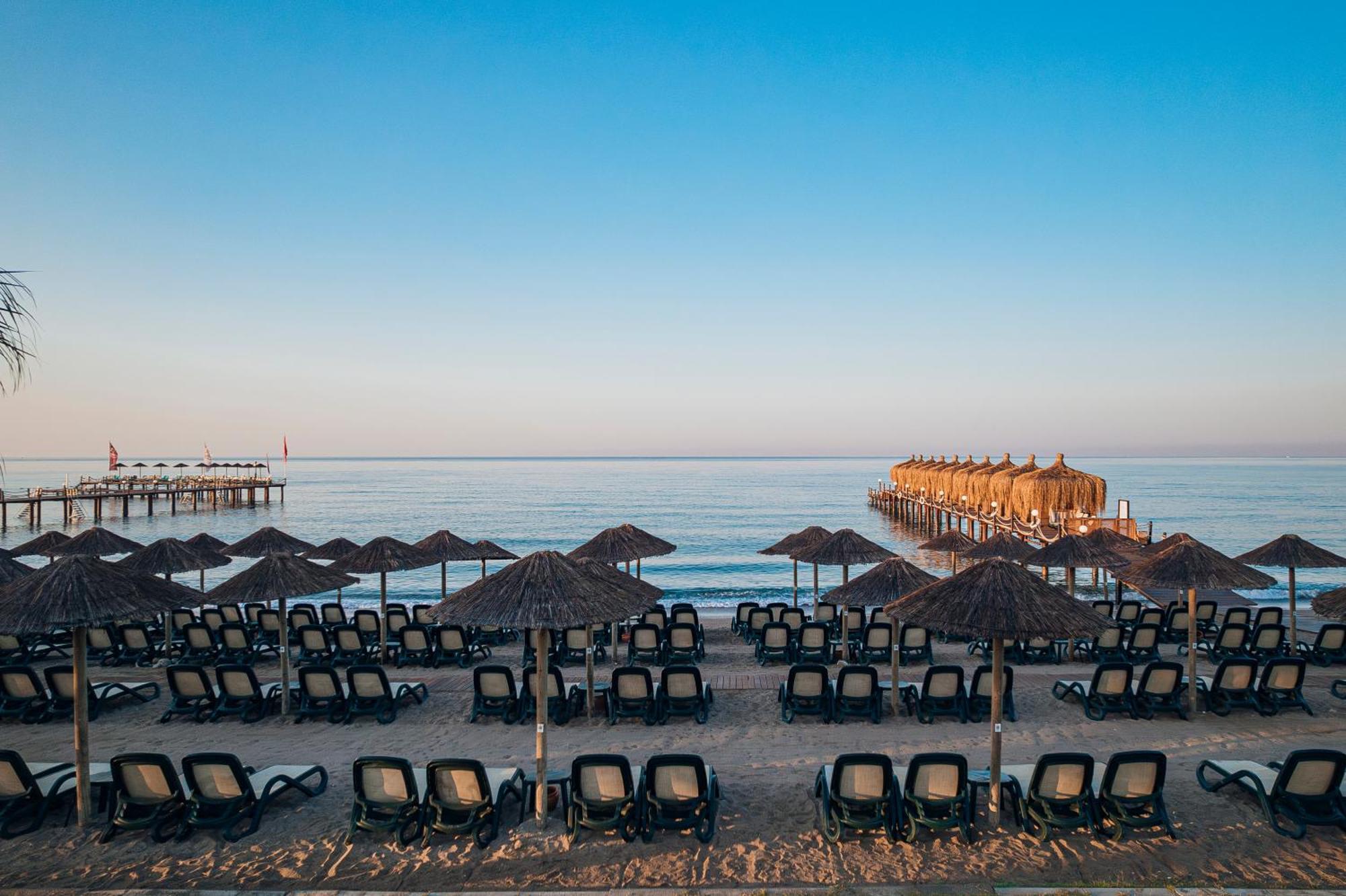 Kremlin Palace Antalya Buitenkant foto The beach at the resort