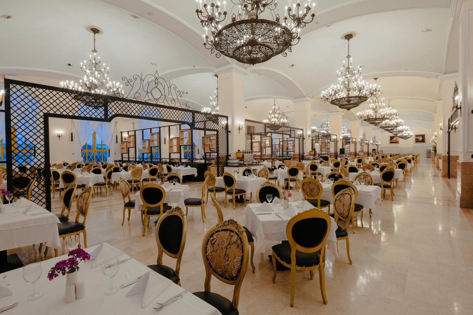 Kremlin Palace Antalya Buitenkant foto The restaurant