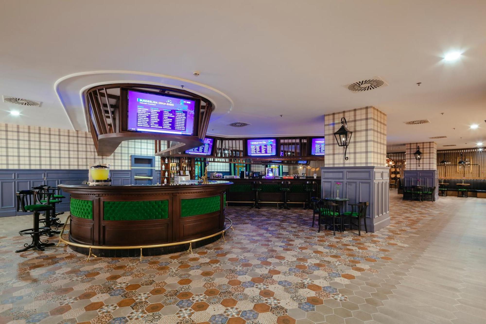 Kremlin Palace Antalya Buitenkant foto The bar at the hotel