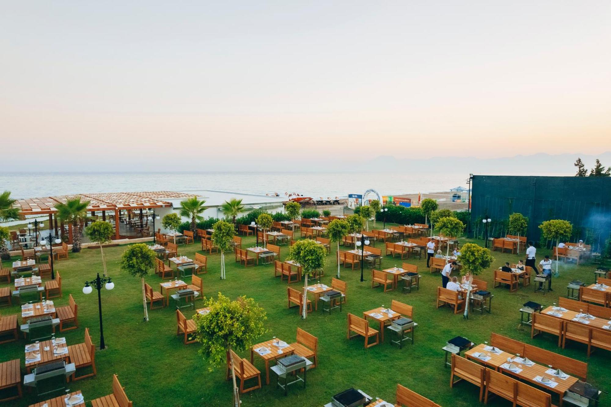 Kremlin Palace Antalya Buitenkant foto The lawn at the hotel
