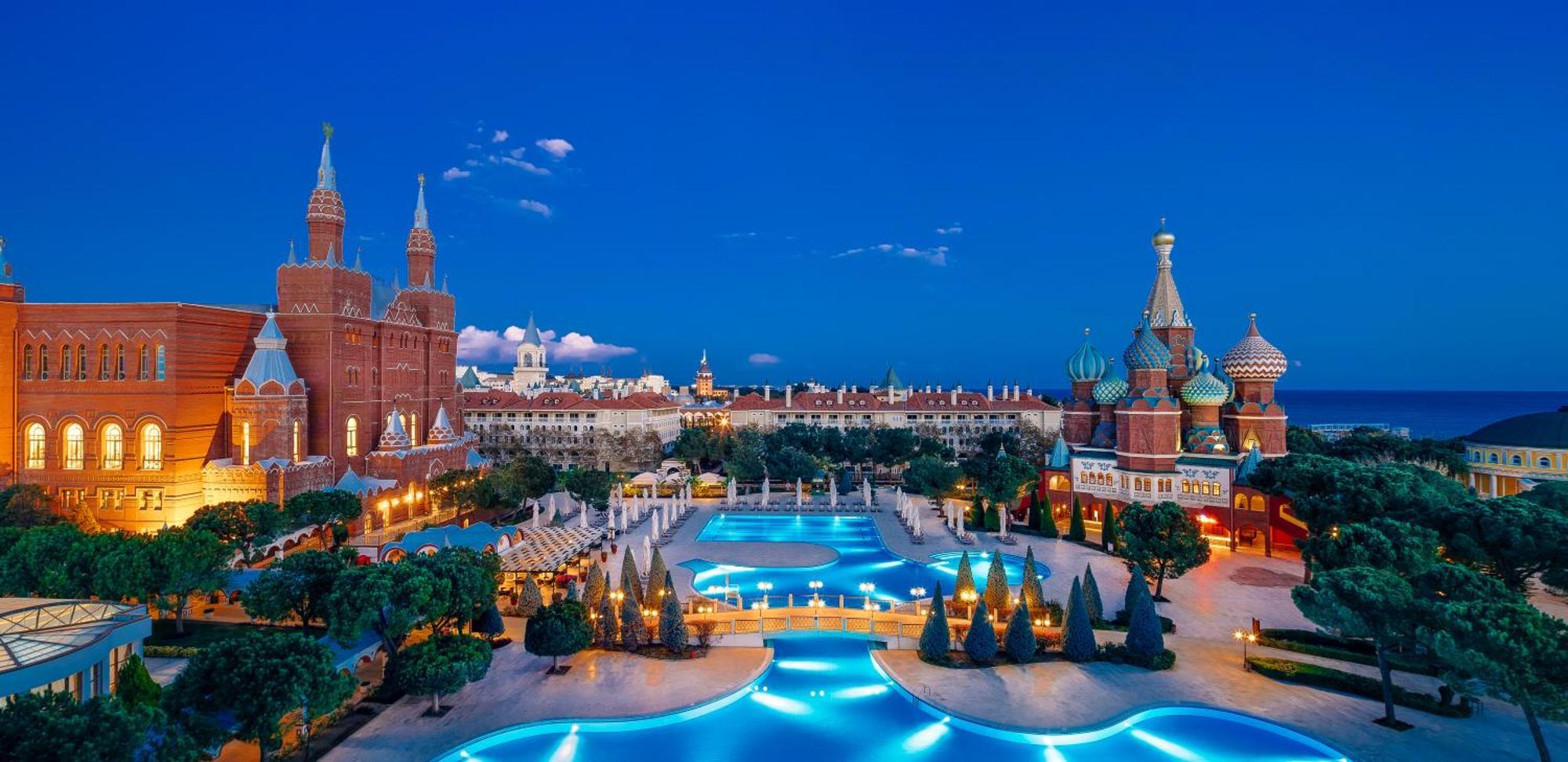 Kremlin Palace Antalya Buitenkant foto The resort at night