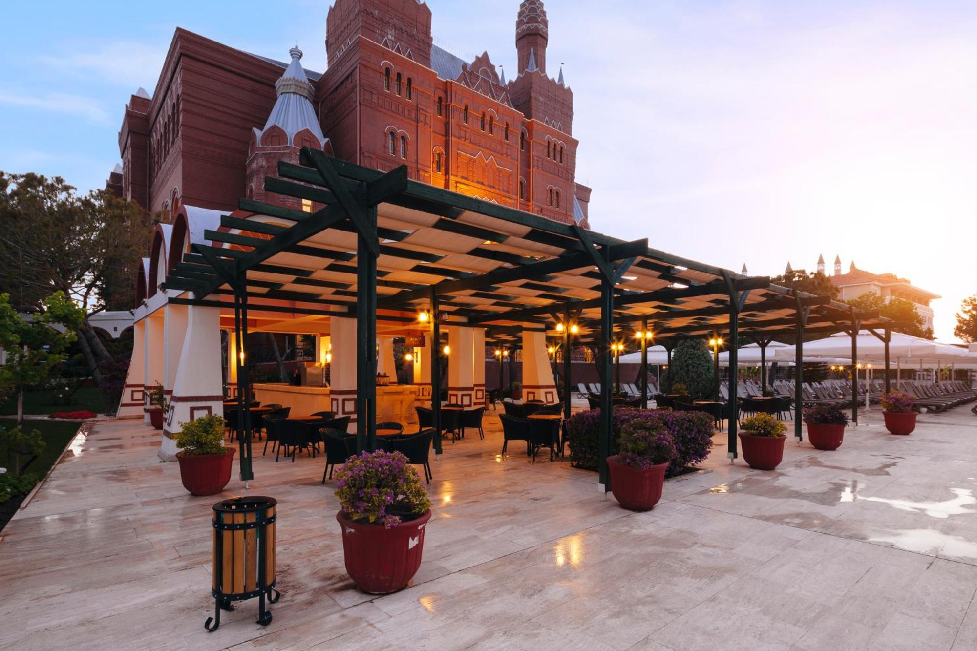 Kremlin Palace Antalya Buitenkant foto The hotel's terrace