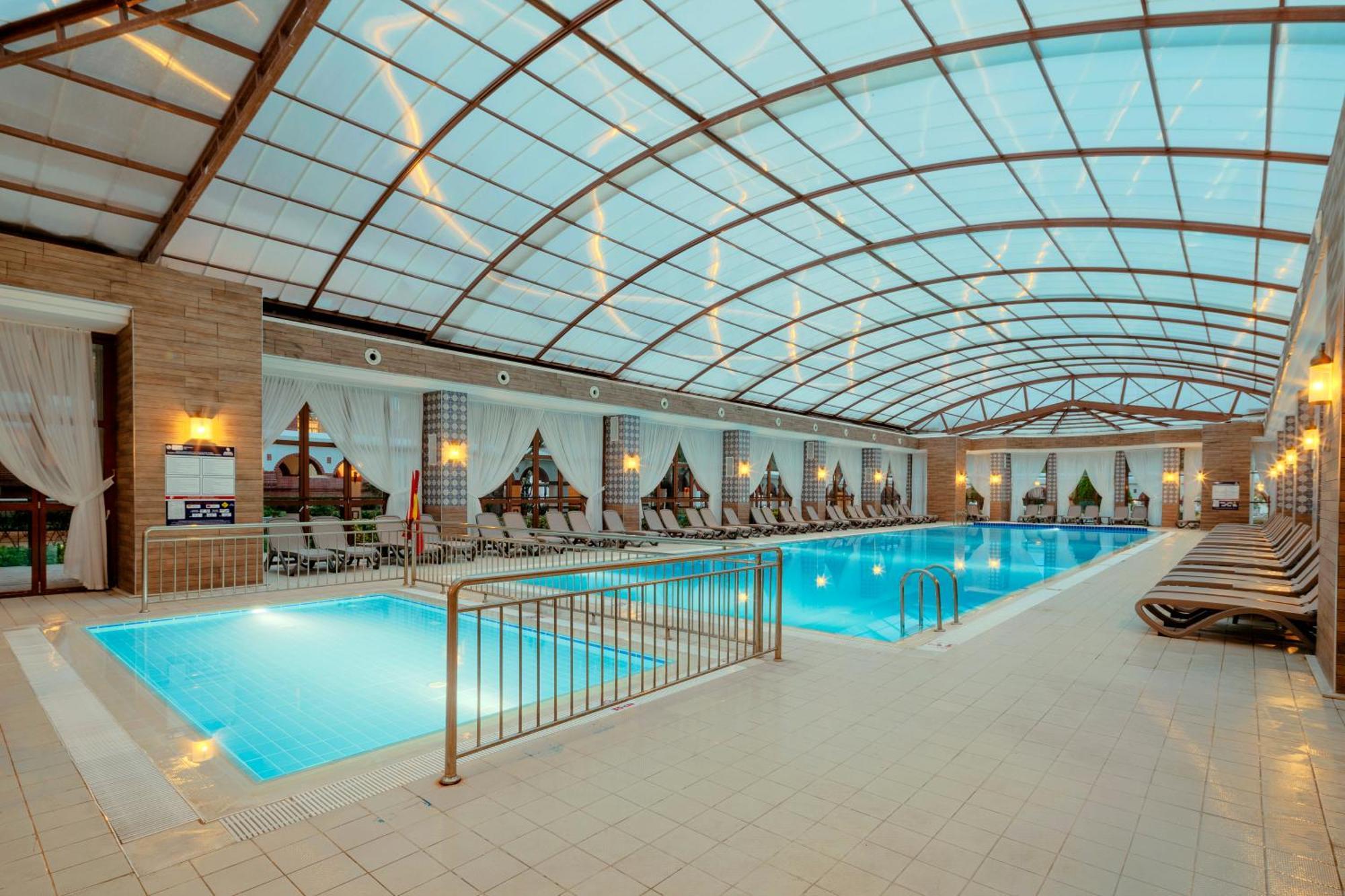 Kremlin Palace Antalya Buitenkant foto The indoor pool